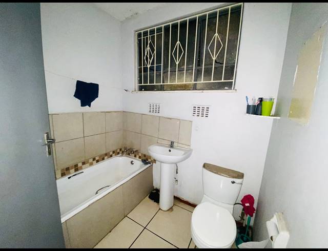 2 BEDROOM FLAT FOR SALE IN VEREENIGING CENTRAL